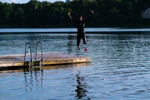 Från deltagare till assisterande simlärare – Eslams resa med vår simförening